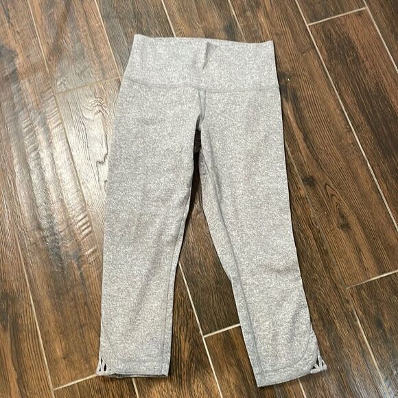 🧘 Lululemon Cropped Leggings - Size 8 - Thicker Material - Picture 1 of 6